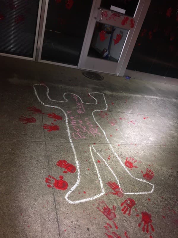 Las autoridades detuvieron a dos mujeres para interrogarlas por este incidente pero fueron puestas en libertad.