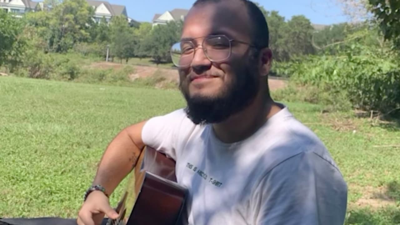 Nick Rodríguez, de 23 años, un universitario que logró vencer la leucemia.