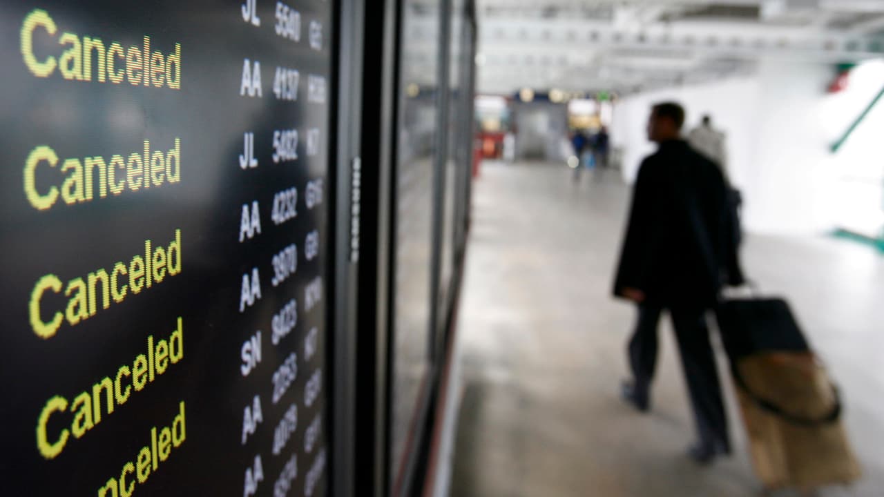 Más de 600 vuelos cancelados tras inusual nevada 