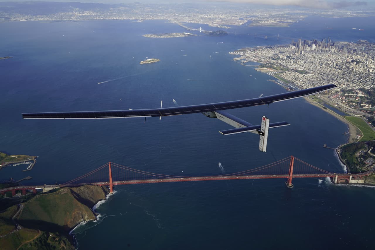 Llegada del avión solar a San Francisco tras cruzar el Pacífico. Impactante imagen sobrevolando el Golden Gate.