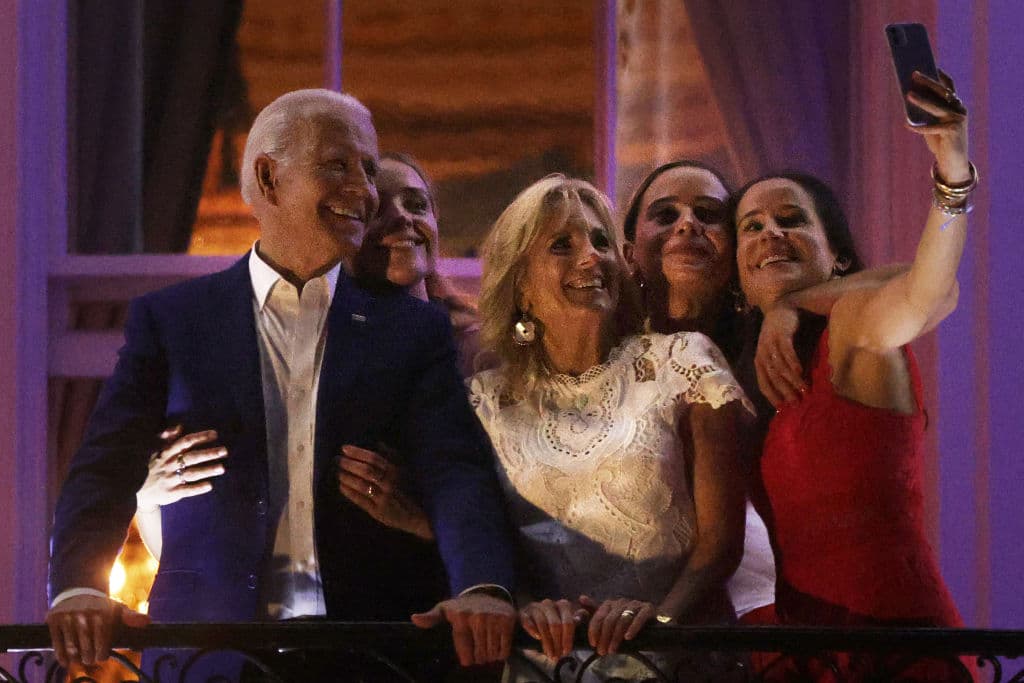 Biden junto a parte de su familia, durante las celebraciones del 4 de julio en la Casa Blanca: con barbacoa y fuegos artificiales, siguiendo la tradición.