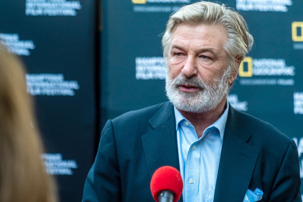 El incidente en el que se vio involucrado Alec Baldwin es el más reciente en el mundo del cine, pero no es la única vez que una persona ha perdido la vida mientras se graba una escena. 
<br>