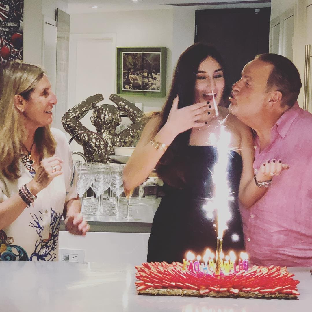 El año pasado, cuando Mia llegó a los 18, sus familiares le organizaron una pequeña fiesta de cumpleaños en casa.