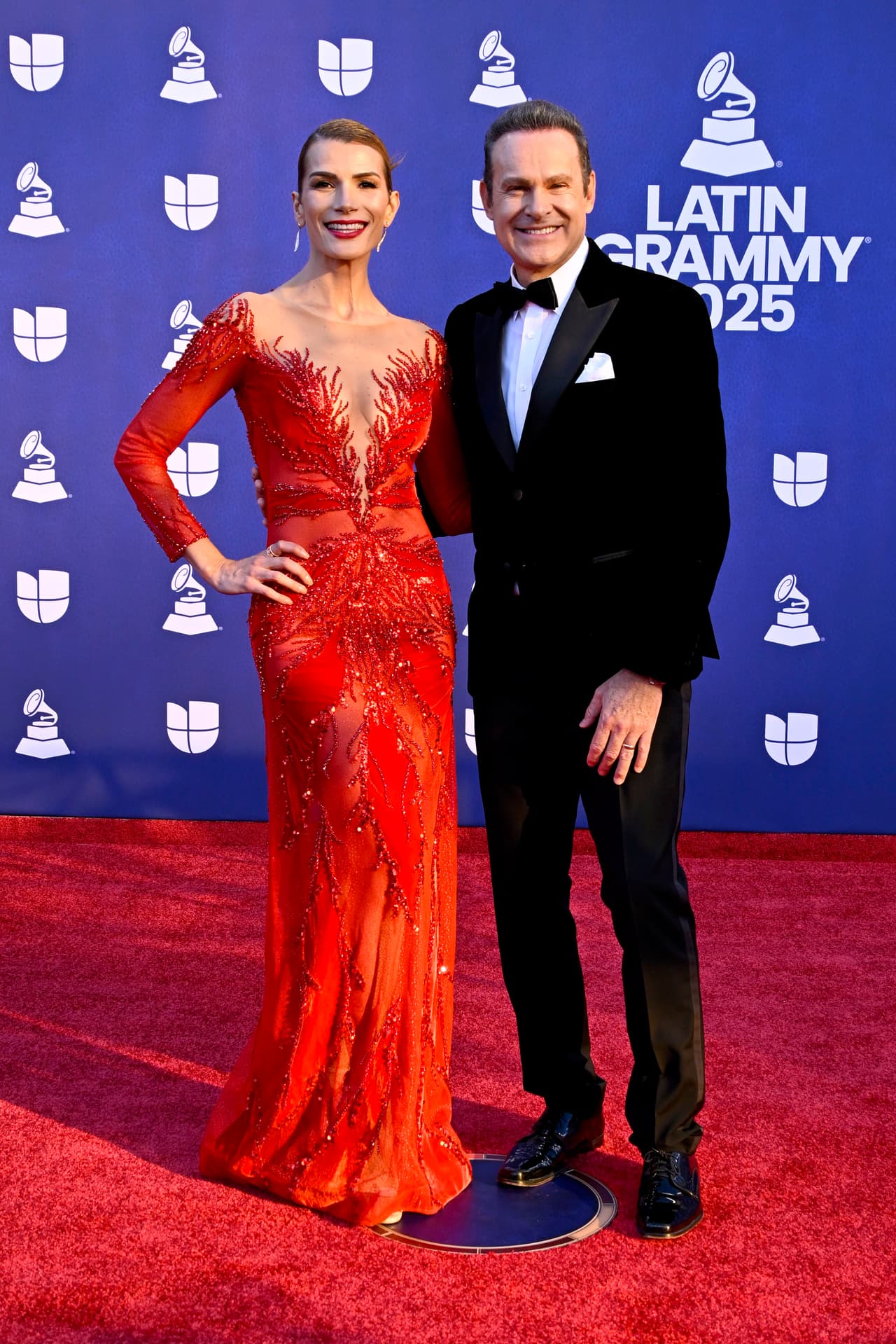 Alan Tacher muy elegante junto a su esposa la actriz Cristy Bernal.