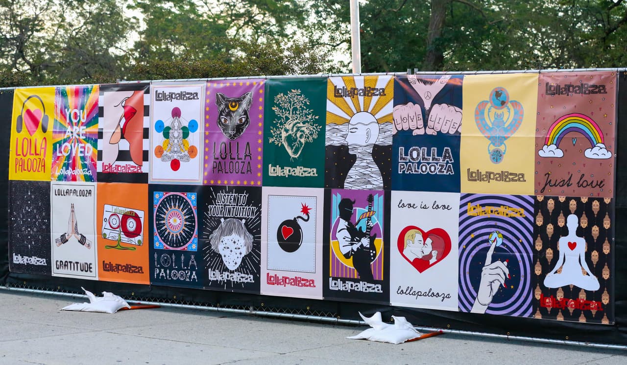 Desde disfraces de unicornios hasta atuendos muy veraniegos, pero eso sí muy buena vibra. Aquí una galería de fotos de la moda y el ambiente de Lollapalooza.