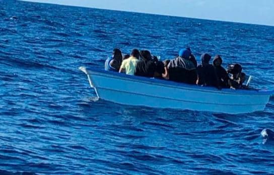 Militares navales detienen 34 personas que pretendían llegar en yolas a Puerto Rico