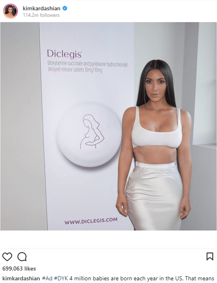 En ese caso, se trató de la promoción de una 
<b>píldora para controlar las náuseas</b> mañaneras durante el embarazo llamada 
<b><a href="https://www.diclegis.com/es/">Diclegis</a></b>. La ‘influencer' posó frente a un ‘banner’ de la firma y la captura fue compartida con sus 
<b>114 millones de seguidores</b>.