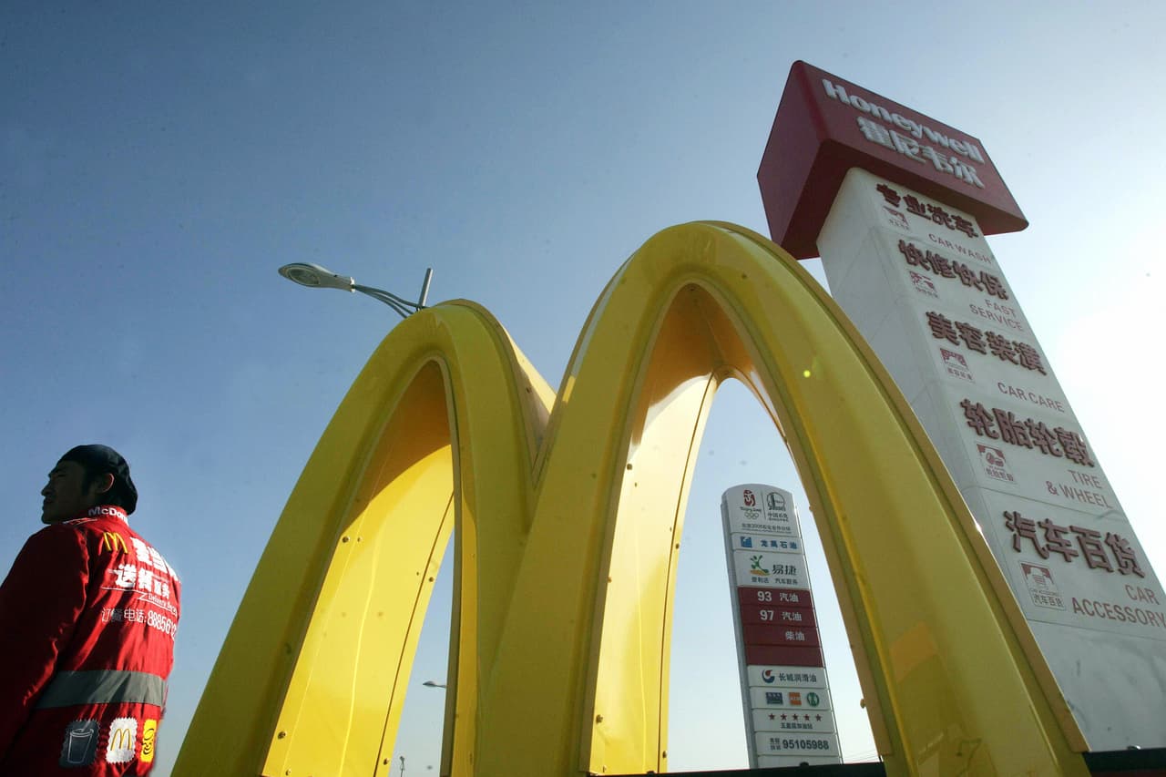 <b>2008, el mayor acreedor de la deuda estadounidense. </b>La interdependencia entre ambos países fue creciendo imparable, a tal punto que China se convierte en el máximo acreedor del gobierno de EEUU en 2008, superando a Japón. La noticia muestra que la economía estadounidense está sensiblemente atada a China: algunos piensan que una venta masiva de bonos por parte de China podría comprometer la capacidad para financiarse de Washington.