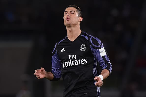 Un segundo remate en el poste llegó con un cabezazo tras un centro preciso de Lucas Vásquez.