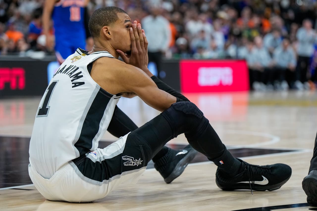 El alero de los San Antonio Spurs, Victor Wembanyama, reacciona tras una falta pitada durante la segunda mitad del quinto partido de las Finales de la NBA contra los New York Knicks, el sábado 13 de junio de 2026, en San Antonio.
