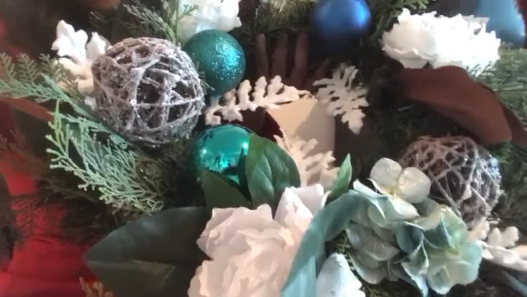 En años anteriores había usado una gama de colores diferentes (entre azules y plateados), por lo que este 2019 tuvo que comprar nuevos adornos.