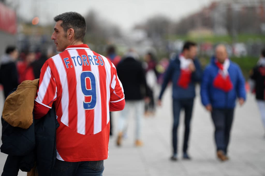 Bengalas, camisetas, bufandas y mucha alegría para la ida de los 8vos de final entre el Atleti y el Liverpool.