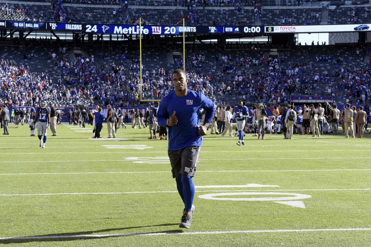 Victor Cruz no pudo terminar la práctica de los Giants por dolor en la pantorrilla