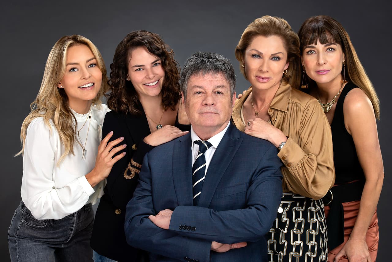 En Imperio de Mentiras, el personaje de Angelique Boyer es una de las tres hijas del rol al que da vida Leticia Calderón.
<br>