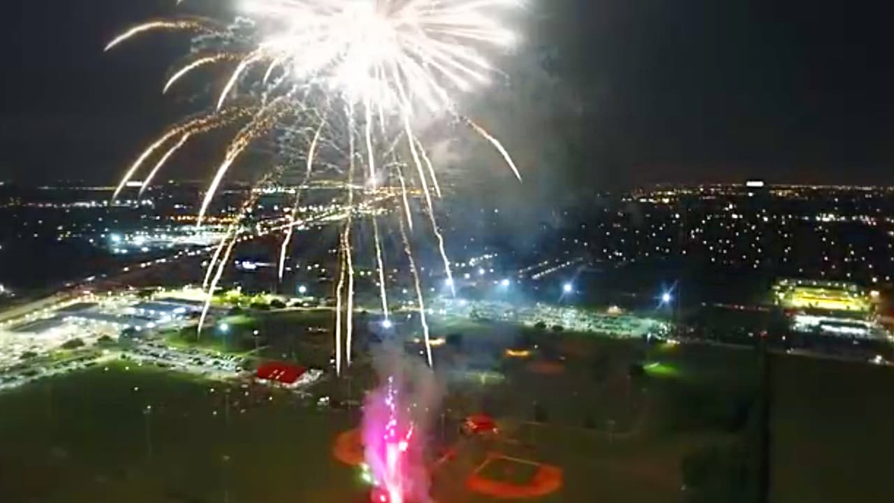 <b><h2 class="cms-H2-H2">League City Fireworks Extravaganza</h2></b>
<br>
<b>Dirección:</b> 
<a href="https://www.google.com/maps/place/Chester+L+Davis+Sportsplex/@29.4885081,-95.1006231,15z/data=!4m6!3m5!1s0x864082d8b2d0c6d3:0x373c7a1eddbbc724!8m2!3d29.4885081!4d-95.1006231!16s%2Fg%2F1td3gd8r?entry=ttu" target="_blank">Chester L. Davis Sportsplex | 1251 W. League City Parkway</a>
<br>
<b>Fecha y hora:</b> Lunes julio 3 |6 a 10 pm. | Los fuegos pirotécnicos inicial cuando caiga el sol.
<br>
<b>Precio de Entrada:</b> Gratis
<br>
<br>Habrá un servicio de transporte de cortesía disponible en 
<a href="https://www.google.com/maps/place/Hometown+Heroes+Park/@29.491711,-95.0731883,17z/data=!3m1!4b1!4m6!3m5!1s0x864082bb78a9bced:0x95ccc715793a4847!8m2!3d29.4917064!4d-95.0706134!16s%2Fg%2F11xc2klpv?entry=ttu" target="_blank">Hometown Heroes </a>para estacionamiento adicional. El servicio de transporte comenzará a las 5 pm y finaliza a las 10:30 pm.
<br>