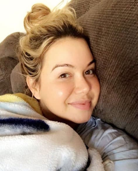 Y no le importa que la vean "sin maquillaje y despeinada", echando la flojera en su casa.