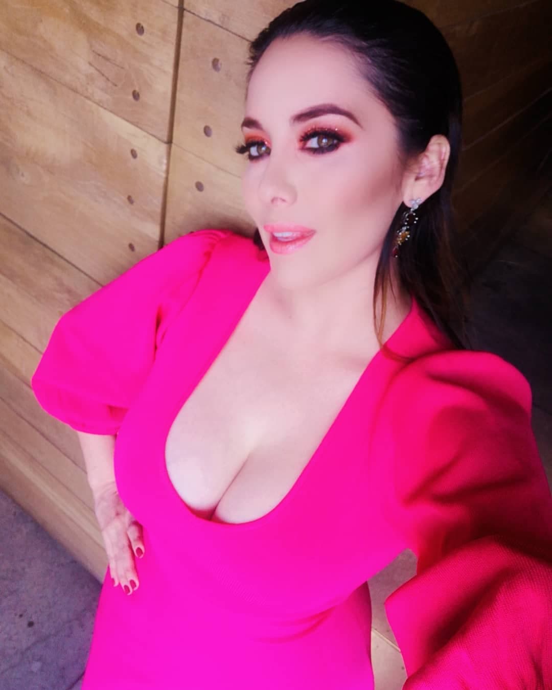 Y agregó muy molesta: “Díganme si no es una irresponsabilidad que nuestro presidente que no haya cerrado los vuelos, que no haya puesto las medidas necesarias y vengan y nos contaminen”.