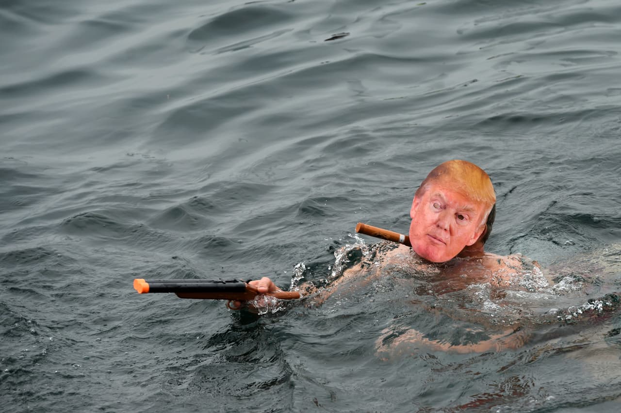 En todos los lugares del mundo la imagen de Trump fue protagonista: acá, en una competencia de natación navideña en el Lago Geneva,en Suiza.