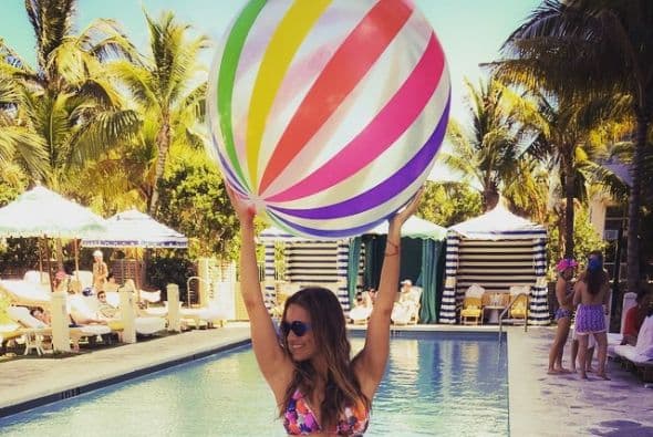 A la orilla de la alberca.