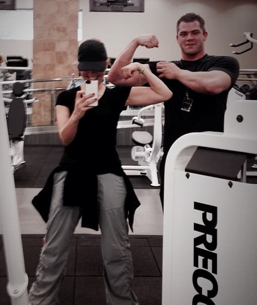 Se nota que las rutinas de 'Thalis' son extremas y constantes, además de ser una excelente alumna en el gym.