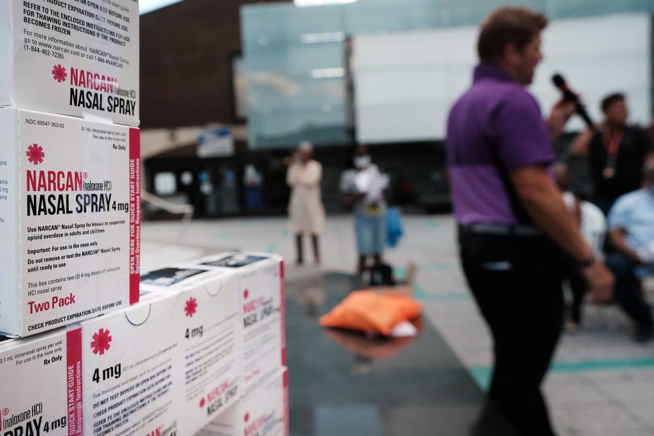 En el condado de Los Ángeles, las personas pueden obtener la 
<b>naloxona</b> a través de su proveedor de salud, en farmacias con suministros (
<a href="https://drugpolicy.org/pharmacy-naloxone-access-california" target="_blank">ver lista aquí)</a>, en puntos comunitarios de distribución autorizada (
<a href="https://harmreduction.org/resource-center/harm-reduction-near-you/" target="_blank">ver lista aquí</a>) y a través de organizaciones de tratamiento por abuso de drogas 
<a href="https://nam04.safelinks.protection.outlook.com/?url=https%3A%2F%2Flnks.gd%2Fl%2FeyJhbGciOiJIUzI1NiJ9.eyJidWxsZXRpbl9saW5rX2lkIjoxMDksInVyaSI6ImJwMjpjbGljayIsImJ1bGxldGluX2lkIjoiMjAyMjA5MTYuNjM3NzY1MTEiLCJ1cmwiOiJodHRwOi8vd3d3LlJlY292ZXJMQS5vcmc_dXRtX2NvbnRlbnQ9JnV0bV9tZWRpdW09ZW1haWwmdXRtX25hbWU9JnV0bV9zb3VyY2U9Z292ZGVsaXZlcnkmdXRtX3Rlcm09In0.dqwXBgQGAAAYj5p6nKaBOx0vxo3sggIaqYxYPiNLD1s%2Fs%2F2576449949%2Fbr%2F144118411012-l&data=05%7C01%7Cmarramirez%40univision.net%7C9f6d3565562148e4d6c308da977ad737%7C91ff98f7aa664cf39617b5c4f409c51d%7C0%7C0%7C637988851107691227%7CUnknown%7CTWFpbGZsb3d8eyJWIjoiMC4wLjAwMDAiLCJQIjoiV2luMzIiLCJBTiI6Ik1haWwiLCJXVCI6Mn0%3D%7C3000%7C%7C%7C&sdata=w0NTUQouv7QLfLTWtgpuOZppvLPAUIKgvAFSpwUmMW0%3D&reserved=0"><u>www.RecoverLA.org</u></a>