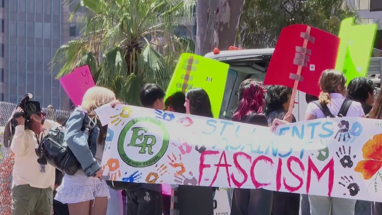 Alumnos y padres apoyan a empleados que luchan por un mejor contrato con LAUSD