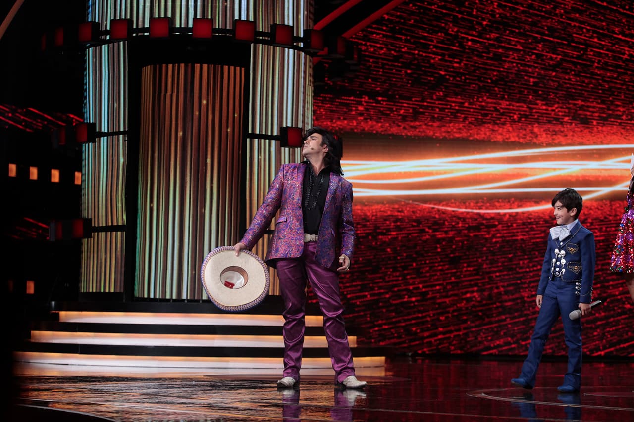 "Hoy cantaste muy bonito. Te voy a dar un consejo para cuando cantes con mariache y te vistas con mariache", así dijo Albertano "mariache". Y entonces comenzó el tutorial para aprender a ser "mariache".