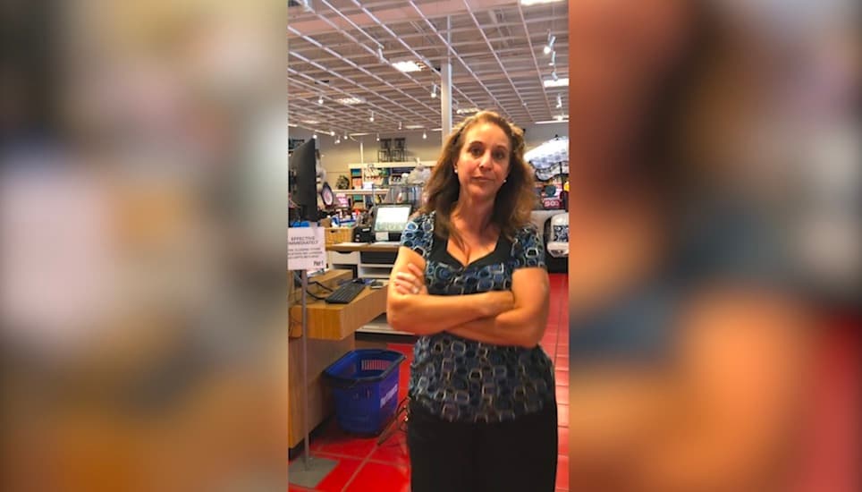 Mujer de Florida tose en la cara de paciente con cáncer porque le toma un video mientras insulta a un empleado