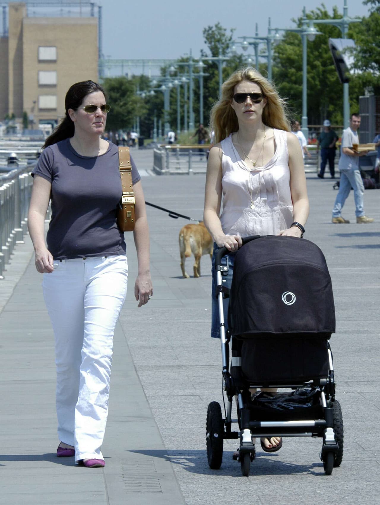 <b>Gwyneth Paltrow </b>es otra famosa que se ha sincerado sobre tener una niñera. En mayo del 2008 dijo a la revista ‘People’: “tengo una nana maravillosa. No tuve hasta que Apple cumplió 14 meses, pero después nos fuimos de gira (con Coldplay) y encontramos a alguien fantástica, ha estado con nosotros desde entonces”.