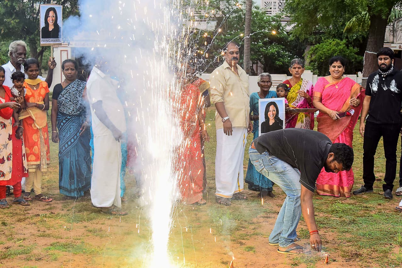 "¿Puedes imaginar otro país donde un inmigrante de primera generación pueda acceder a un cargo tan importante? (...) En un momento crucial de la historia de los Estados Unidos como el actual, que ella sea la vicepresidenta es muy importante", añadió Gopalan. En la fotografía la celebración en el pequeño pueblo.