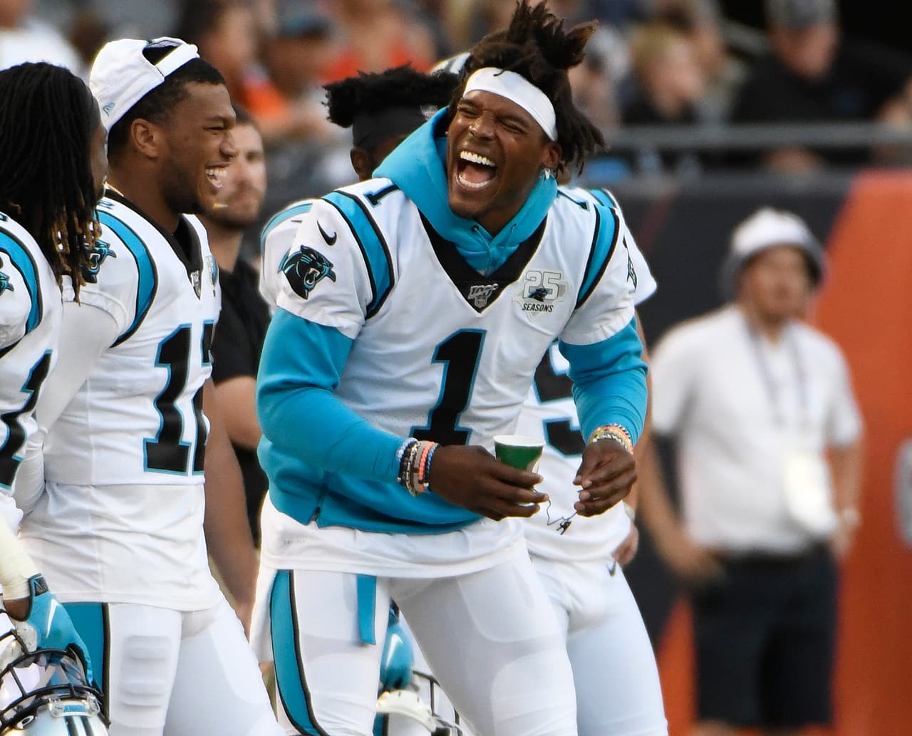 <b>Alegría y compañerismo</b>
<br>Se menciona que, Cam Newton es un jugador con un carácter complicado, en ocasiones arrogante y casi intratable por su actitud, a pesar de ello, sus compañeros suelen quererlo mucho, tiene varios admiradores por su gran carisma tanto dentro como fuera del campo. Hace falta alegría en New England, algo que, con el paso del tiempo, Brady lo perdió.