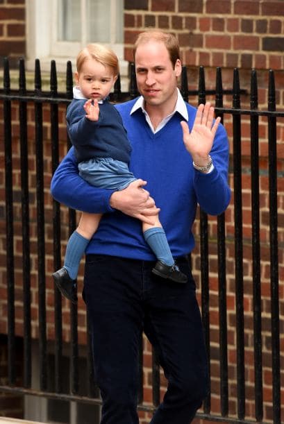 William y George saludaron a la prensa reunida afuera del hospital.