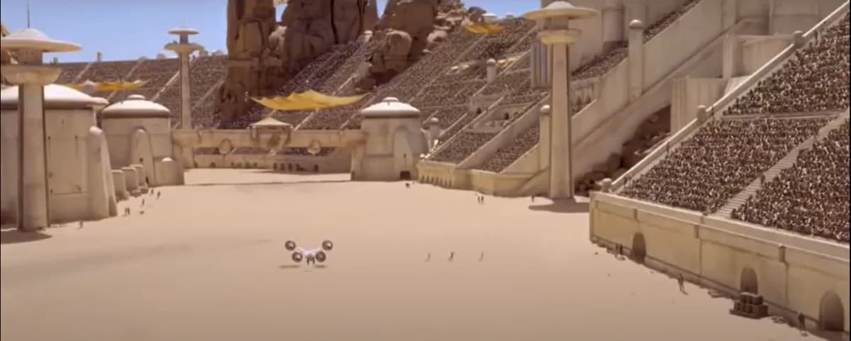 El circuito de carreras de pods de Tatooine, en donde el joven Anakin Skywalker tendría una de sus mejores actuaciones, estaba hecho con una maqueta. Tanto el edificio principal como las tribunas fueron elaborados a escala, con una gran precisión.