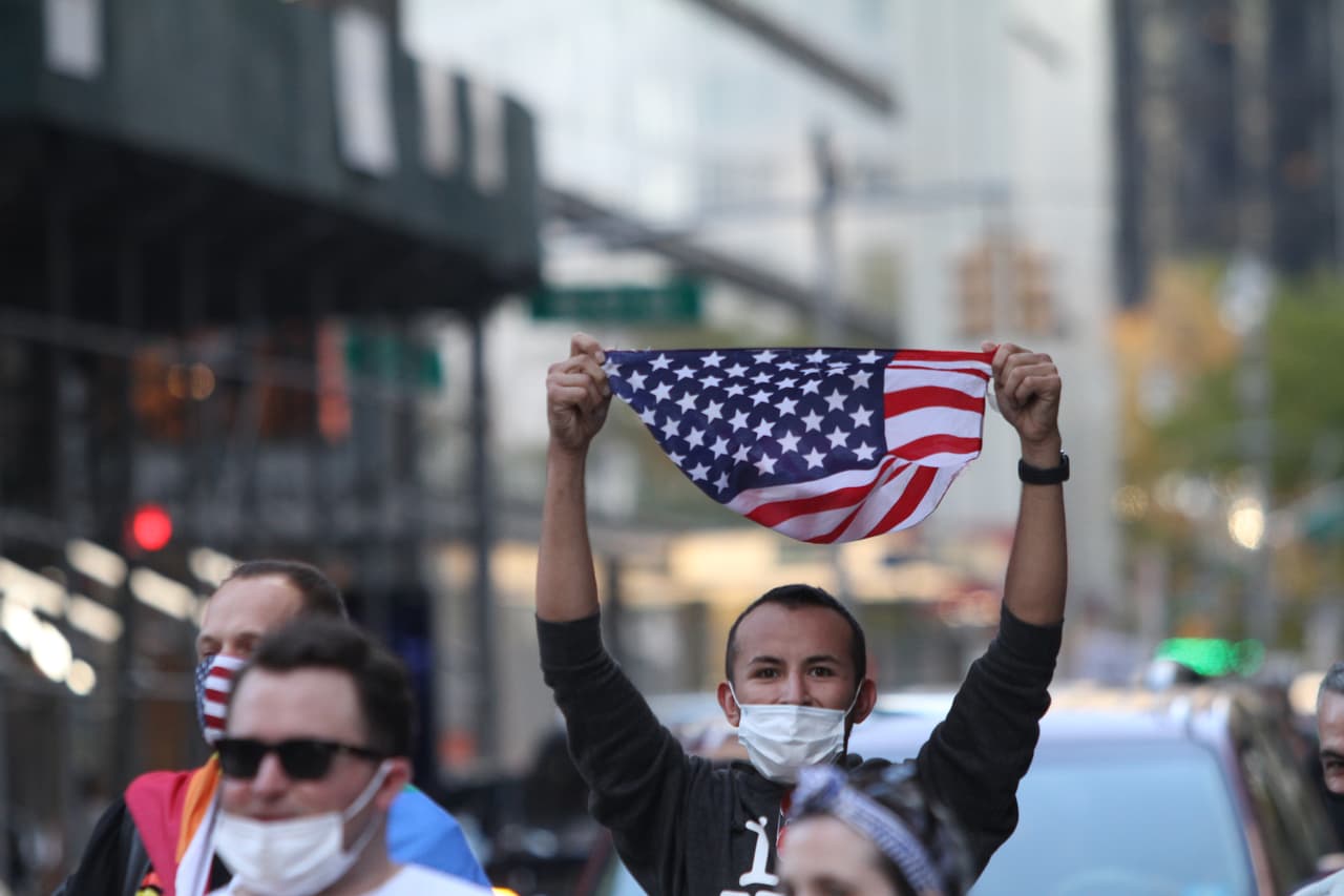 Manifestantes comienzan a marchar hacia Times Square.