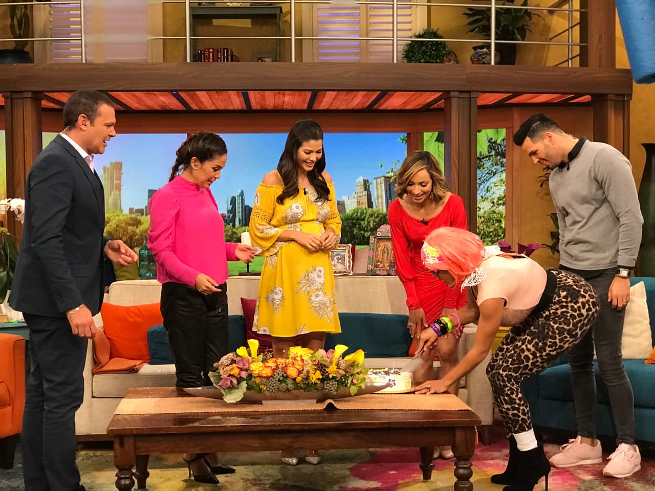 Y no solo le llevó el pastel, también lo partió y hasta quería repartirlo a todos.