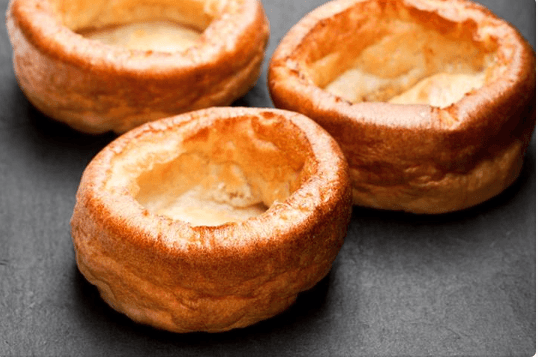 Si quieres dar un toque británico a tu menú navideño te recomendamos el pudding de Yorkshire, elaborado con leche, harina y huevos. Puede rellenarse de la forma más variopinta.