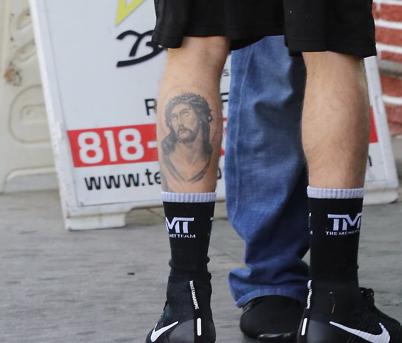 Pudimos notar algunos de sus famosos tatuajes, como la imagen de Jesucristo en su pantorrilla izquierda.