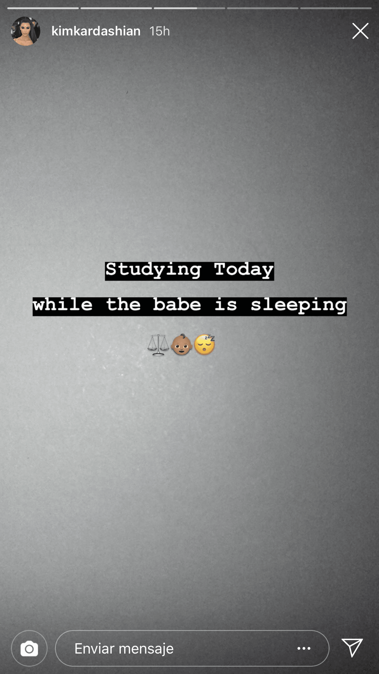 "Estudiando hoy, 
<b>mientras el bebé está durmiendo</b>", escribió Kim en Instagram al anunciar que se preparaba para su 
<b>examen de la barra de abogados</b>, la evaluación que debe aprobar como primer paso para convertirse en profesional del derecho.