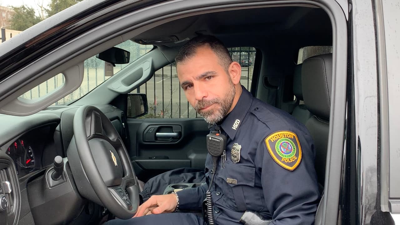 En el momento en que un oficial de la policía te detiene por alguna infracción de trafico, hay cosas que no debes de hacer porque podrían dar pie a una situación tensa y difícil para ambas partes.