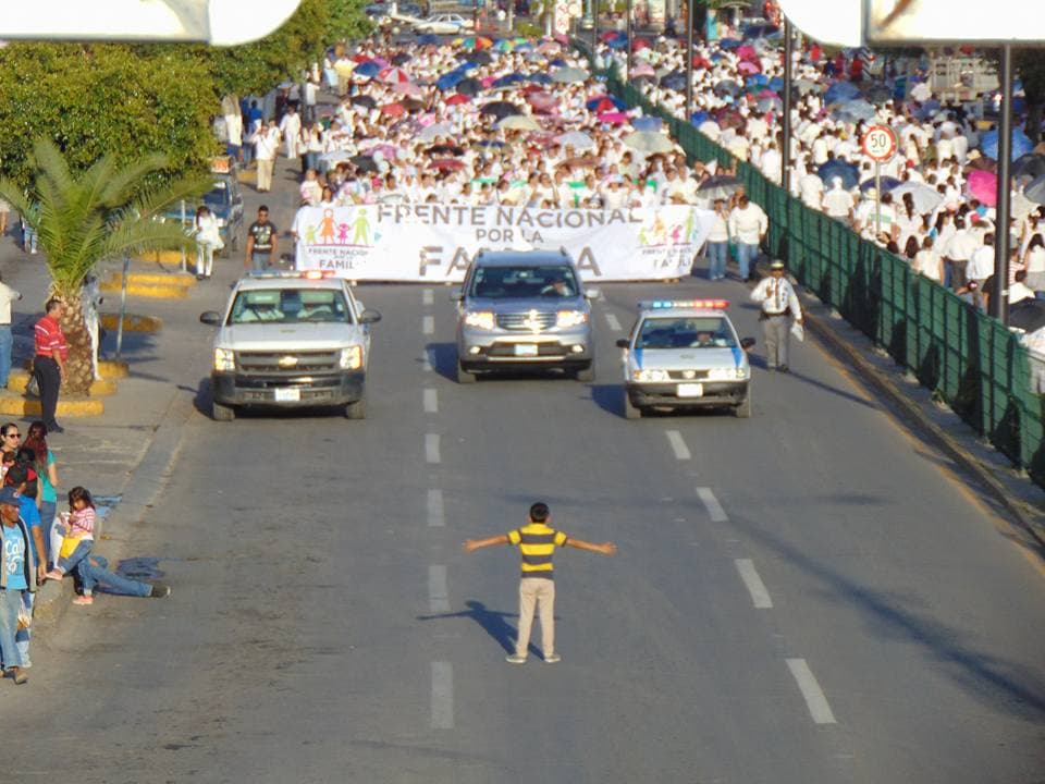 Un niño intenta detener una marcha contra los matrimonios entre las personas del mismo sexo.