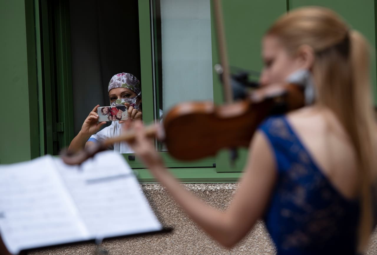 La violinista italiana Fiamma Flavia Paolucci hace una presentación para las enfermeras de un hospital de Roma, Italia, el Día Internacional de la Enfermera. “Las enfermeras siempre han cuidado a los enfermos, los sanos y los moribundos. Estamos allí para toda la experiencia del paciente desde el nacimiento hasta la vejez, desde el bienestar hasta la enfermedad”, agregó Neal-Boylan.
<br>