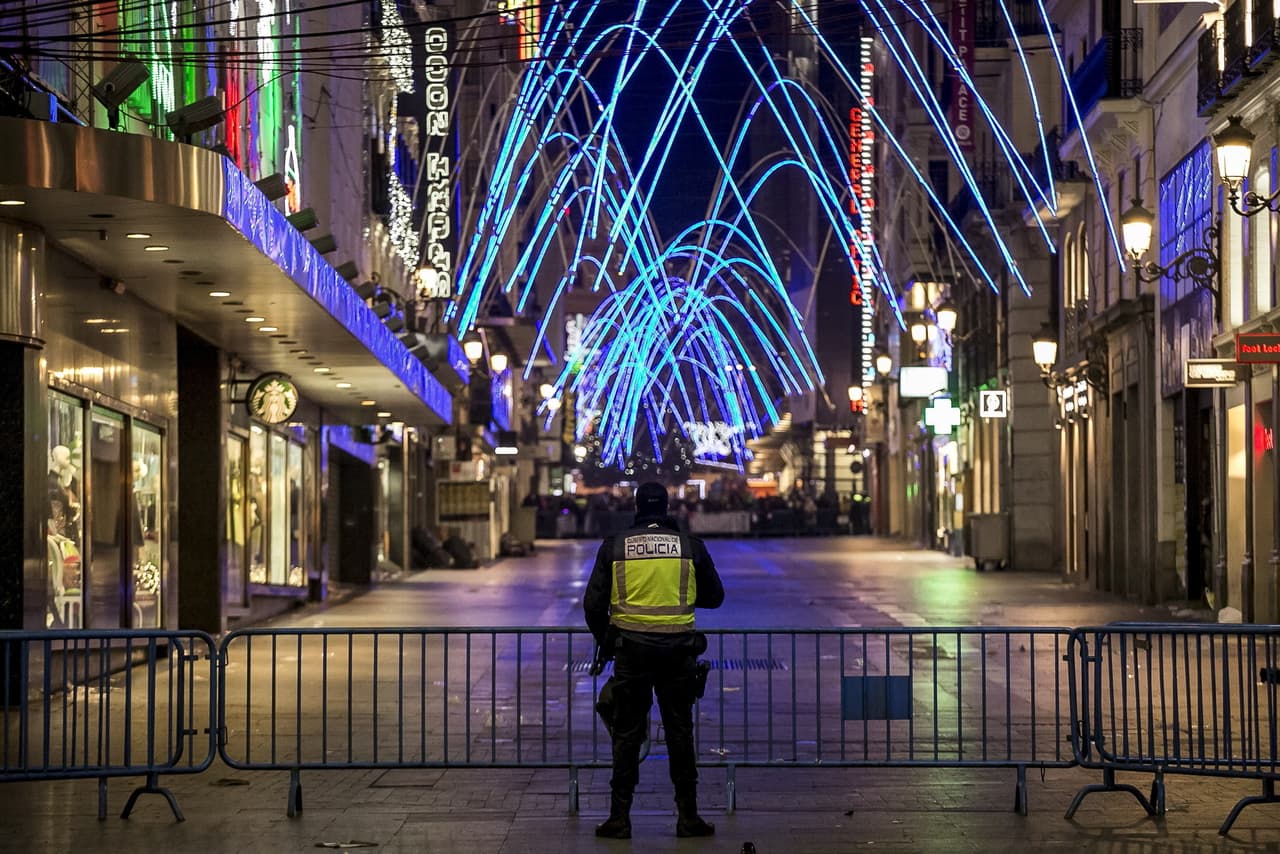 Controles de acceso a Puerta del Sol, en Madrid, España, con motivo de la celebración de las campanadas de Fin de Año. La policía colocó obstáculos, como maceteros y vehículos pesados, para evitar atentados. En total, en el dispositivo de seguridad participaron más de 800 agentes.