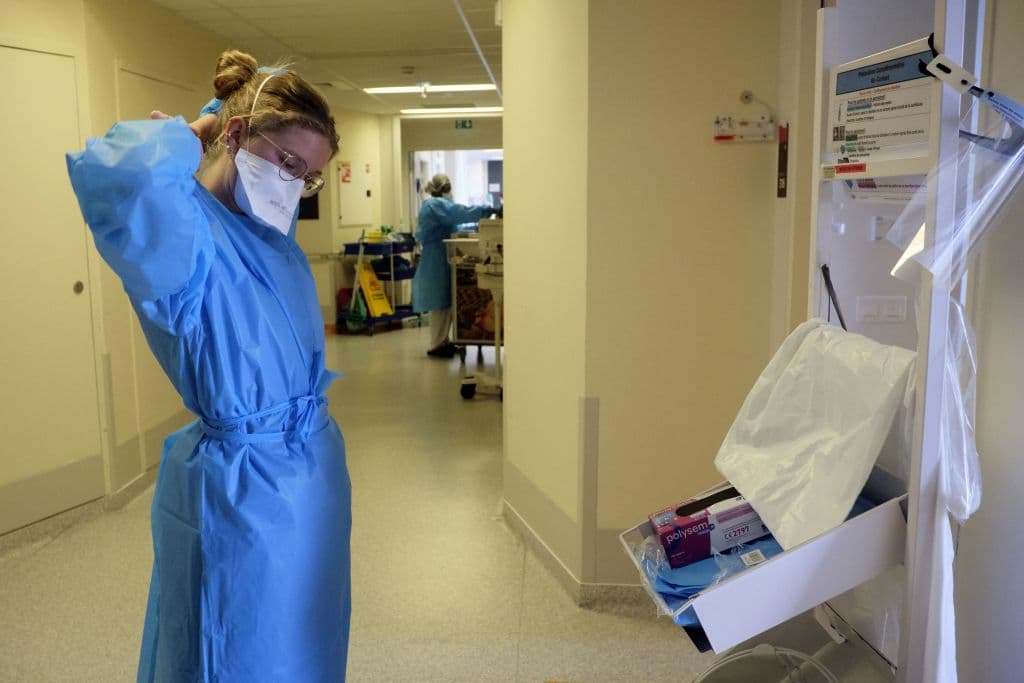 En el gremio de la salud también hay escasez de enfermeros, ya que muchos deciden retirarse por el alto desgaste.