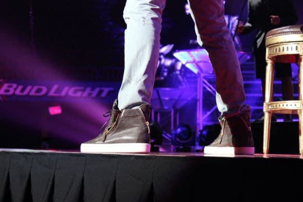 El Rey de la Bachata tuvo casa llena en el Toyota Center este miércoles, ve aquí las mejores imágenes de la noche.