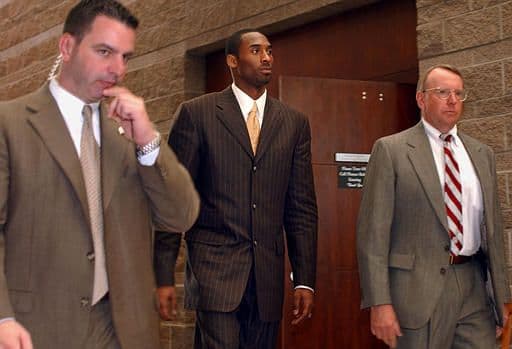 Kobe Bryant enfrentó a la ley en 2003 acusado de violación. El jugador de los Lakers afirmó que tuvo relaciones sexuales con una joven de 19 años, pero que había sido de mutuo acuerdo. Los cargos se le retiraron en el 2004 debido a que la acusadora no quiso testificar ante la estrella del básquetbol.