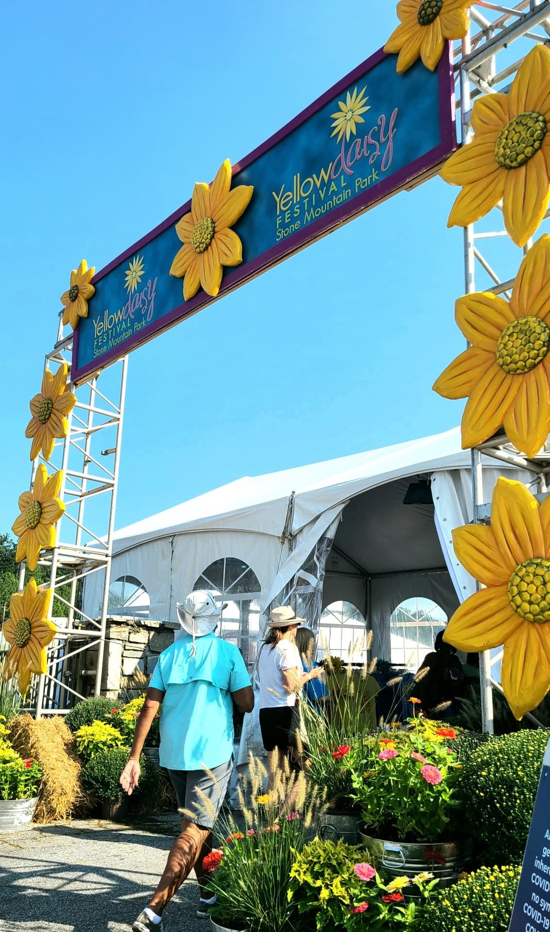 <b>Evento</b>: Yellow Daisy Festival
<br>
<b>Fechas</b>: 7 al 10 de septiembre
<br>
<b>Lugar</b>: Stone Mountain Park. 1000 Robert E. Lee Drive. Stone Mountain, GA 30083
<br>
<b>Sitio web</b>: 
<a href="https://stonemountainpark.com/yellow-daisy-festival/">https://stonemountainpark.com/yellow-daisy-festival/</a> 
<br>
<br>Más de 300 artistas y artesanos exhiben sus obras para que los huéspedes las aprecien y compren. La fabulosa comida del festival y las demostraciones de artesanos son lo más destacado de este evento especial.