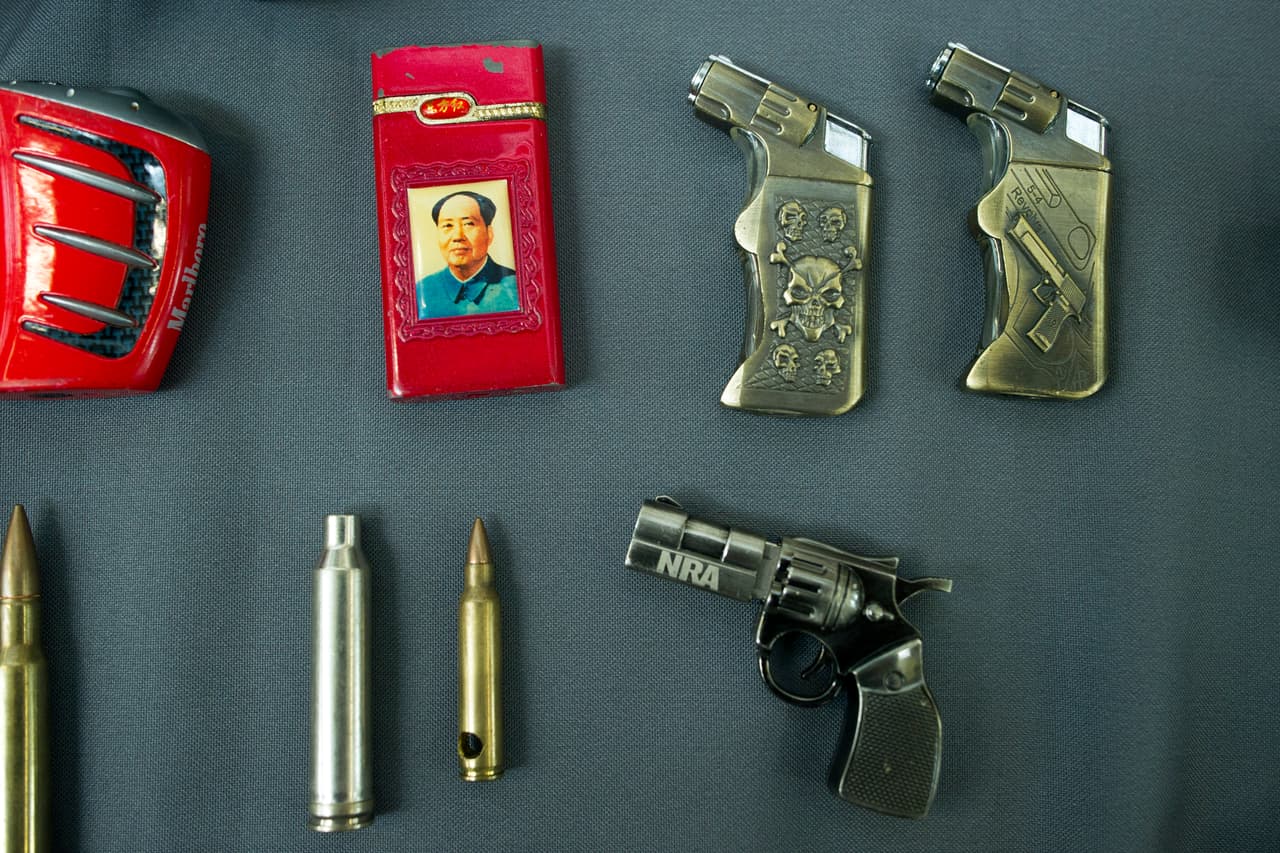 Burns compartió en las redes un conteo semanal de armas de fuego que los oficiales de la TSA encontraron en los puntos de control en todo el país. Hizo un resumen de los cuchillos y otros artículos extraños y a veces atemorizantes que los viajeros habían metido en sus bolsos, bolsillos, carteras o maletines.