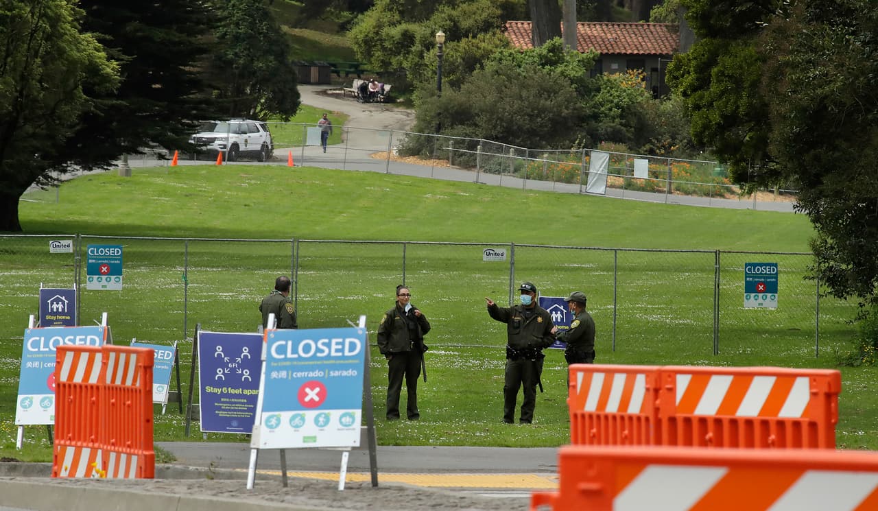 Para este 2020, las autoridades comenzaron a alertar a los residentes desde hace una semana que no se permitiría el acceso a 'Hippie Hill', y para ello colocaron barricadas y letreros para recordad que la ciudad se encuentra bajo un toque de queda vigente hasta el 3 de mayo.