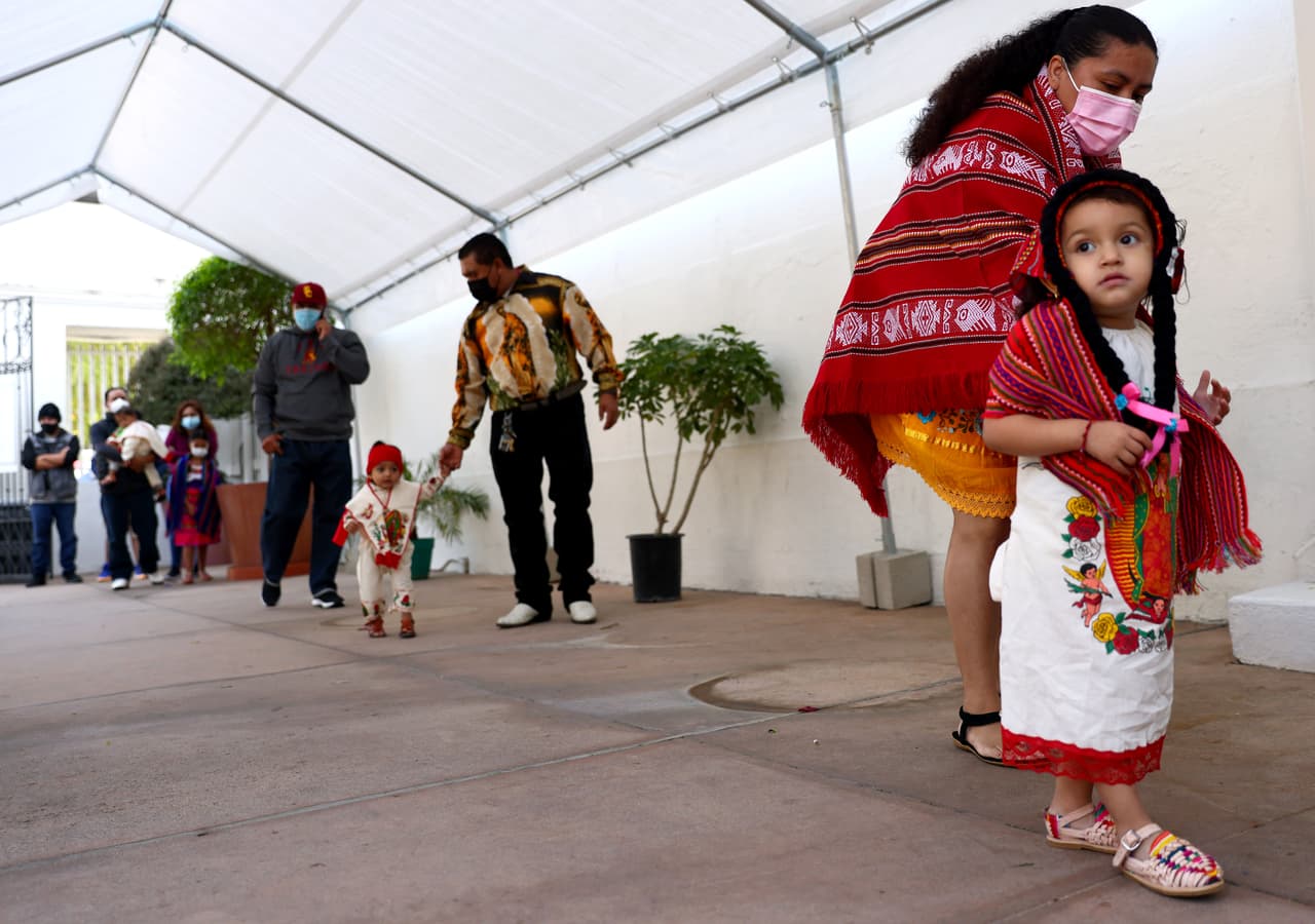 Si bien la celebración fue limitada, durante la jornada familias enteras llegaron con su fe intacta y las tradicionales mantas y vestimentas con la estampa de la virgen reina de México.