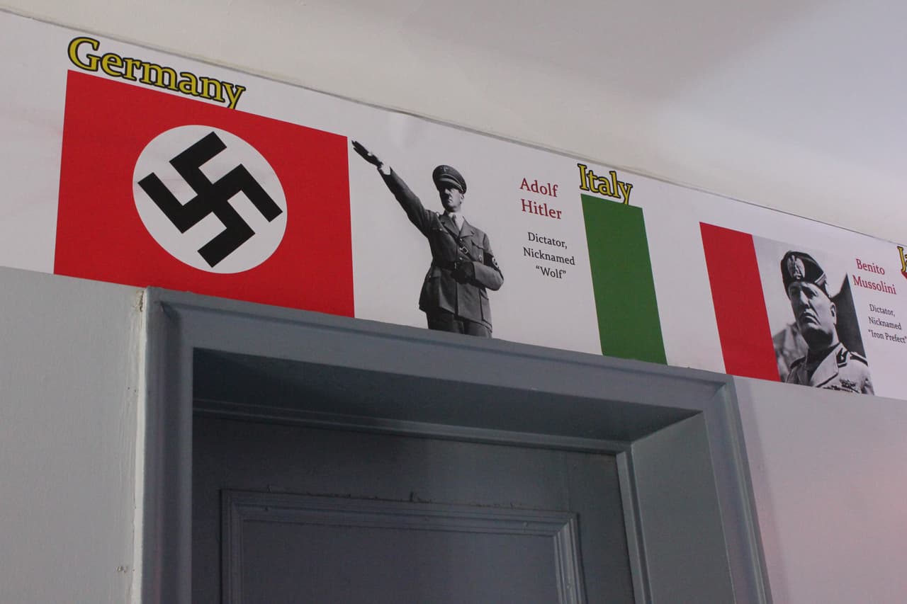Hitler y Mussolini 'adornan' uno de los elevadores del edificio.